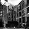 Schleppergrellsgate 7, Grünerløkka, Oslo 1961. Bakgård med barnevogn, klesvask og liten gutt som leker.
