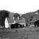 Rollag prestegård, Rollag, Buskerud. 1930. Gårdstun. Skog og fjell i bakgrunnen.