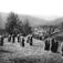 Lyngdal kirke, Flesberg, Buskerud. 1930. Oversiktsbilde. Landskap med skog og åser. Bebyggelse i bakgrunnen. Kornstaurer i forgrunnen.