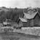 Uvdal kirke, Nore og Uvdal, Buskerud. 1930. Kirkegård. Gravkors. I bakgrunnen landskap med skog  og åkrer.