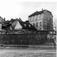 Filosofgangen, Oslo. Gatebilde med bygårder bakenfor plankegjerde. Vinkelgaten i bakgrunnen. Tidligere gate i gamle Vika, før 1866 kalt Pipervigsveien. (Oslo byleksikon.)