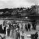 Son, Vestby, Akershus 1924. Oversiktsbilde. Mennesker på brygge. Båter. Bebyggelse i bakgrunnen.