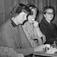 Tegner Unni Fürst til venstre.Spisepause på Restauranten, bygning nr. 344 på Norsk Folkemuseum. Lily Weisser Aall til høyre.