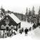 Voksenkollen stasjon, Nordmarka, Oslo. Vintermotiv. Skiløpere på stasjonen.