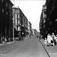 Karl Johans gate, Oslo. Gatebilde med mennesker, biler og trikker.
