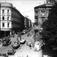Karl Johans gate, Oslo. Gatebilde fra nedre del med fotgjengere, biler og trikker.