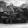 Damstredet, Oslo, 1917. Trehusbebyggelse, gatebilde med trapper, lykt og fiskeforretning.