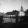 Oslo, Frogner hovedgård. 1900-09. Fotografert gjennom porten.