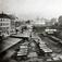 Stenersgate 10b, Oslo 1896. Renholdsverkets pudrettvogner. Utsikt fra Vaterland skole. Vognene stilt opp på rekker på gårdsplass.
