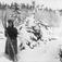 Kvinne med skipar i vinterlandskap, ukjent sted.
Serie tatt av Robert Collett (1842-1913), amatørfotograf og professor i zoologi.