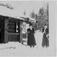 Kvinner på ski foran bygning, ukjent sted.
Serie tatt av Robert Collett (1842-1913), amatørfotograf og professor i zoologi.