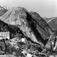 Avfotografert postkort. Stalheim turisthotell med utsikt over Nærøydalen og Jordalsnuten.