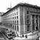 Den Norske Creditbank, Kirkegata 21, Oslo. 1936. Gatebilde med trafikk og bygningen.
Trikk, biler og fotgjengere.