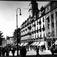 Karl Johans gate, Oslo 1936 sett fra Grand hotell opp mot Universitetet.  Trafikk med fotgjengere, biler og trikk.