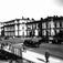 Østbanestasjonen, Oslo 1936. Jernbanestasjonen sett fra sjøen, med båter fortøyd ved brygga og trafikk i gata.