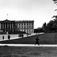 Slottet, Drammensveien 1, Oslo 1934. Slottet og Slottsplassen sett nedenfra, med spaserende mennesker. Litt av Slottsparken til høyre i bildet.