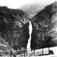 Stalheimsfossen, Voss, Hordaland. Veiparti med gjerde i forgrunnen.