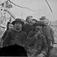 Gruppe menn og gutter på gårdstunet, Lunden gård, Hegglandsgrend, Fyresdal, Telemark. Muligens arbeidsfolk på gården, stabburet i bakgrunnen. Guttene er fotografens nevøer, Gunnar T. Fossum til venstre og Gunnar Midtgarden til høyre. Se også NF.13246-214.