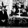 En mann og tre kvinner rundt stuebord i leilighet i Oslo.