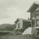 Gårdstun med loft og bur, Fulsås,Rollag, Buskerud. Fotografert 1929.