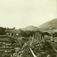 Gårdstun,Tofte, Dovre, Oppland. Stue og rester av uthus i forgrunnen.  Fotografert 1911.