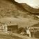 Gårdstun sett fra nord med Galdhø i bakgrunn, Glimsdal, Lom, Oppland. Fotografert 1909.