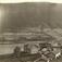 Gårdstun, Sygard Snerle, Vågå, Oppland. Fotografert 1913. Landskap med Lamsvatne i bakgrunn.