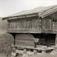 Bur, Skårberg, Tinn, Telemark. Slipestein og slede i forgrunnen. Fotografert 1907.