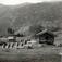 Gårdstun, Sneåsen, Tuddal, Hjartdal, Telemark. Fotografert 1908.