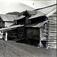 Grådstun, Haugsvold,  Svartdal, Seljord, Telemark. Fotografert 1913. Gruppe mennesker stående ved låvebru.