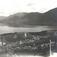 Gårdstun, Gardsjord, Rauland, Vinje, Telemark. Fotografert 1921. Totak i bakgrunn.