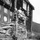 Inngangsparti på hovedbygning, Sætra, Lønset, Oppdal, Sør-Trøndelag. Familiegruppe med tre generasjoner samlet på trappen. Fotografert 1940.