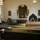 1. påskedag i Borge kirke, Østfold, 23.03.2008. Klokker og prest kledd i hvit alba og hvit messehagel ved koret i kirken, før gudstjenesten. Kirkebenker. Altertavle. Alteret pyntet med påskeliljer. Hvit alterduk. Lysgloben dekket til med sort klede.