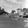 Lastebil med sekker, to menn i rydder opp sekker som har falt av. Hus i bakgrunnen, Oslo, 15.09.1959.