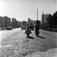 Gatebilde med biler og syklister. Juli 1959.