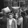 Grensen. Oslo, september 1952. Kaffekø. Gatebilde med mennesker og sekker.