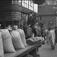 Grensen. Oslo, september 1952. Kaffekø. Gatebilde med mennesker, politi og sekker.