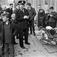 Ran på postkontoret på Grønland, Oslo, mai 1963. Politi og tilskuere rundt en moped.