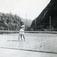Tennisbane nedenfor Vemork Fabrikkkompleks