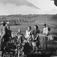 Potetopptaking på Nordvollen i Eresfjord i 1941..Legg merke til potetopptakeren.