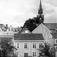 Molde kirke..Louise Lunds hus med oppgangen til gamle kirkebakken. Hagen foran, del av Eides eiendom. Til høyre: ?neshotellet. Tidligere Romsdals Budstikke..Kirkebakken 1. Her gikk gamle kirkebakken opp, ente like vest for kirka mens nye kirkebakken kom opp like øst for kirka.