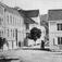 Lengst til venstre litt av B. M Widths privathus, og hans forretningslokale tvers over gata. Brissach & Co. kjøpte begge hus. -Dernest sakfører, senere amtmann Leths hus (Latinskolens gård 1832-1865). -Videre o.r.sakf. Randers hus, bygget av amtmann Hammer, etter ham eiet av byfogd Motzfeldt, konsul Buch og konsul Ohlsen. (tekst fra 