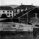 Gammelt bilde fra storkaia, I forgrunnen til høyre ser en litt av Storgata 8. (før brannen 1940) Bergersengården. I bakgrunnen venstre storgata 9, folketshus. Storgata 11 folkekjøkkengården..Etter akvarell av Schneider 1898. Gammel sjøbod. Her dro fløtmennene opp sine båter. Etter tradisjonen 