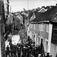 17 mai feiring i 1906 ,  Toget passerer Torget. .Til venstre ser em litt av B ? Som ved krigsbrannen i 1940 eides av Johan Hammerø. Videre ser en litt av S.Petterssons forr.bygg. Midt på bildet i bakgrunnen storgata. M.Breckes forr.gård og litt opp i Myrabakken O.A Sannes forretnings gård. Til høyre i forgrunnen Storgata 37 (341)( (Høstmarkgården). Videre ser en i gavlen av O.Løchens forr.går og deretter bakhandler Dahls forr gård.
