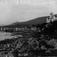 Molde sett fra øst. ,  Grand Hotell i Molde, med byen i bakgrunnen. ..Hotellet stod på Grandvegen vest for  Moldegård. ..Det eksisterte i åra 1885-1919.