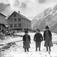 Fra Hoem, Eikesdalen. Ingeborg (t.v.) og Elen Edvardsdatter Hånde sammen med Karl Vike f. 1909. De er søskenbarn. Våninghus og løe bygd av Kristian Vike.