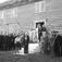 Bryllupet til Marie & Bjørn Sæbjørnsen den 11.10.1947 på Bergan..Fra bryllupet til lærer Bjørn Sæbjørnsen,  Bergan. Sønn til Sæbjørn Sæbjørnsens eldste bror Ole Elias Sæbjørnsen. .utenfor Bergan..(Filmbeholder 28984b dato 1947)