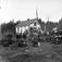 17.mai 1908 på Veøheim ,  Ungdomshuset stod ferdig 1900. ..Legg merke til snøplogen t.h. i bildet.