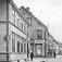 Til Høyre: Otvell ? Linds gård. Ca 1905. St.Sunniva-katolsk kirke i 1. Etasje, Bildet tatt østover Storgata. ca 1905. Til venstre Ludvig Sættem og posten.