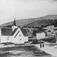 Molde kirke ,  Den elste kirken. Den ble invidd av biskop Bredal i 1661-62. .En hovedreparasjon i 1841-42 ga den utseende som bildet viser..Kirken brandt 17.mai.1885. I bakgrunnen Byegården som overlevde 2 Moldebranner.